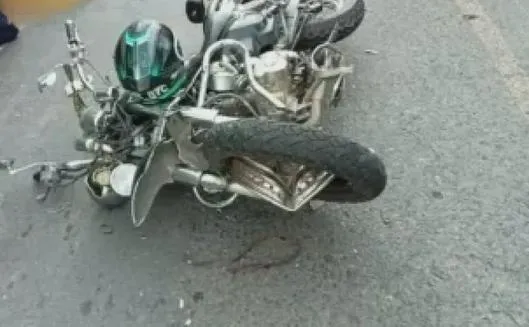 Un muerto y dos heridos en choque de motocicletas y carro en vía entre Caldas y Risaralda