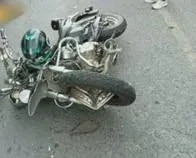 Un muerto y dos heridos en choque de motocicletas y carro en vía entre Caldas y Risaralda