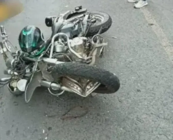 Un muerto y dos heridos en choque de motocicletas y carro en vía entre Caldas y Risaralda