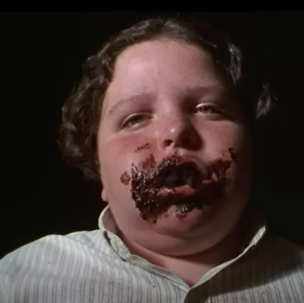 Así se ve Bruce, el niño de la torta de chocolate en 'Matilda': tuvo cambio
