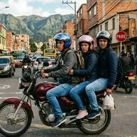 ¿Cuál es la multa por ir 3 personas en moto en Colombia 2026? Sándwich le puede salir caro
