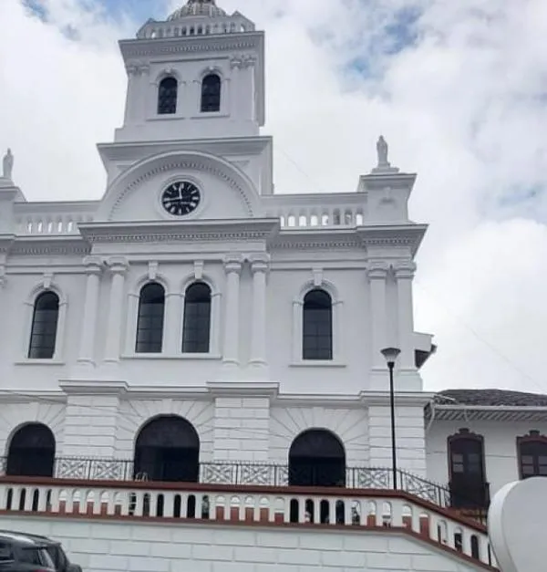 Eje Cafetero: Templo de casi 170 años resplandece con su nueva pintura blanca