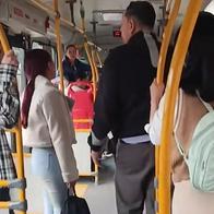 Por no parar donde ella exigía, pasajera agredió a conductor del SITP