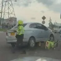 Momento en el que un conductor atropelló a un policía cerca del terminal Salitre de Bogotá