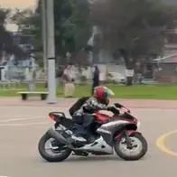 A motociclista que cogió de autódromo cancha de barrio le destaparon multas: debe casi $ 1 millón. Es una joyita. 