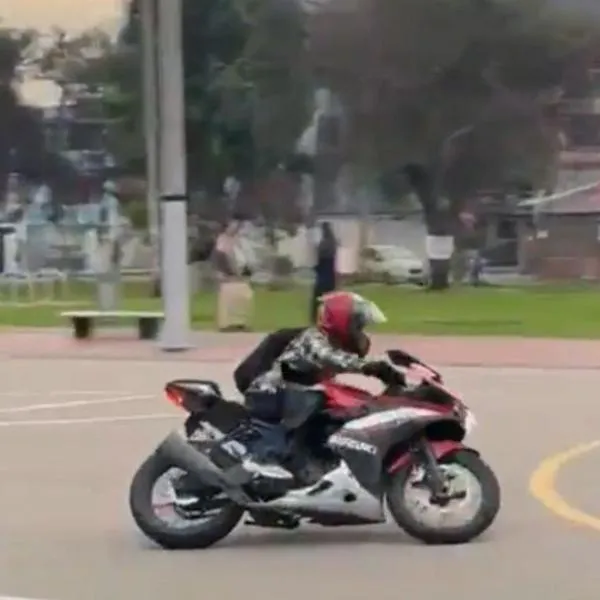 A motociclista que cogió de autódromo cancha de barrio le destaparon multas: debe casi $ 1 millón. Es una joyita. 
