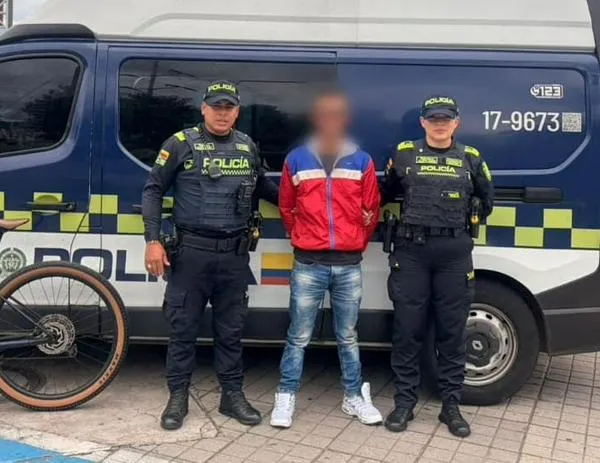 Señalado de hurtar bicicleta fue capturado en flagrancia cuando pretendía escapar en bus articulado de TransMilenio 