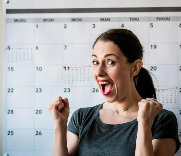 Día cívico en Colombia en abril: cuándo es y qué cambios trae por días. Mujer celebrando.