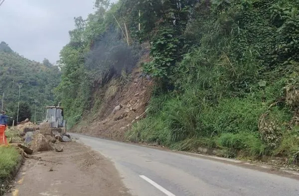 Cierre total en Panamericana mientras demuelen rocas y le prestan atención al talud. Sería hasta el mediodía