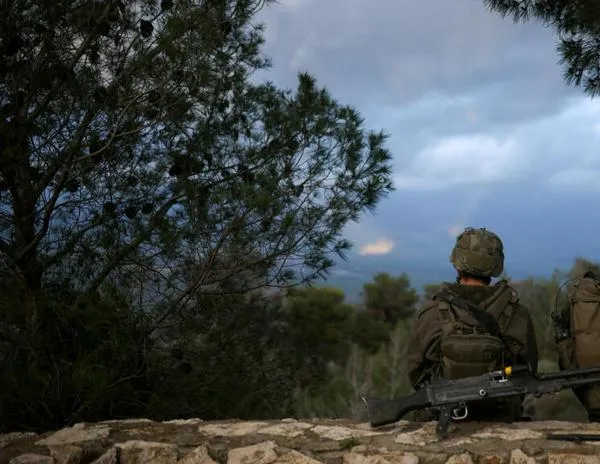 Macron insta a Nentanyahu a "abstenerse de una ofensiva terrestre" en Líbano