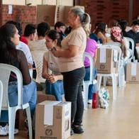 ¿Quiénes no podrán usar celular en elecciones del 8 de marzo? Gobierno prohibió