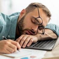 Los 6 síntomas del cáncer que mata en 3 meses, con alerta si el cansancio no desaparece al dormir
