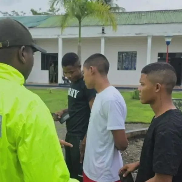 Momento de la captura de tres soldados en Buenaventura, judicializados por la muerte de un cachorro
