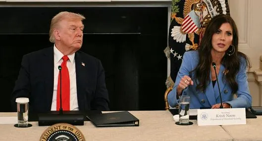 Donald Trum junto a Kristi Noem, a quien destituyó del Departamento de Seguridad Nacional en Estados Unidos