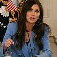 Donald Trum junto a Kristi Noem, a quien destituyó del Departamento de Seguridad Nacional en Estados Unidos