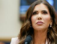 De los tiroteos de ICE a los contratos publicitarios: los escándalos que definieron la salida de Kristi Noem