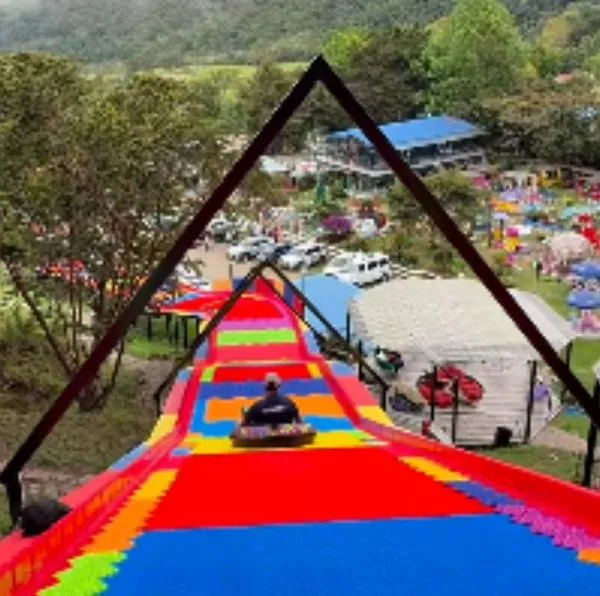 Identifican a mujer que murió al lanzarse de tobogán extremo en Colombia: se supo qué pasó. Investigan si el parque tenía permisos. 