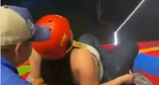 Aparece video del momento exacto en que mujer muere al lanzarse de tobogán extremo en Colombia