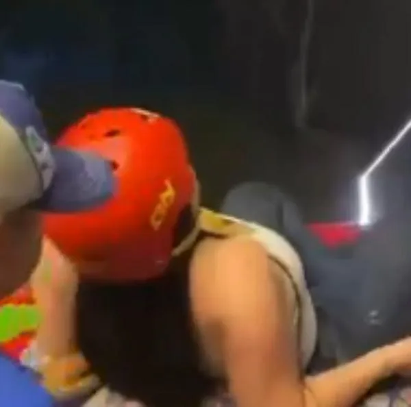 Aparece video del momento exacto en que mujer muere al lanzarse de tobogán extremo en Colombia