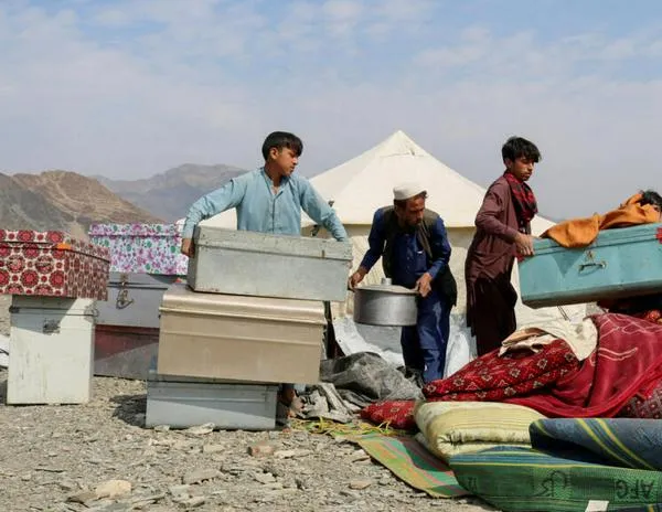 Al menos 56 civiles muertos y más de 100.000 desplazados por el conflicto entre Afganistán y Pakistán: ONU