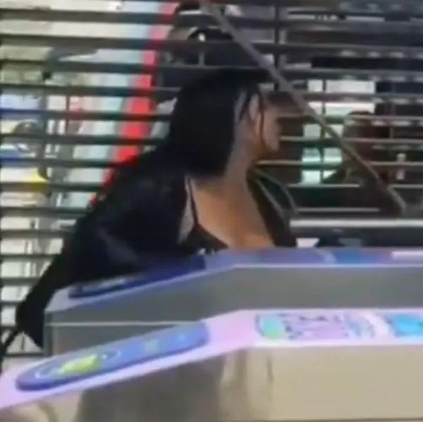 Transmilenio: mujer insultó a una funcionaria al intentar colarse en estación de San Mateo y el video se viralizó.