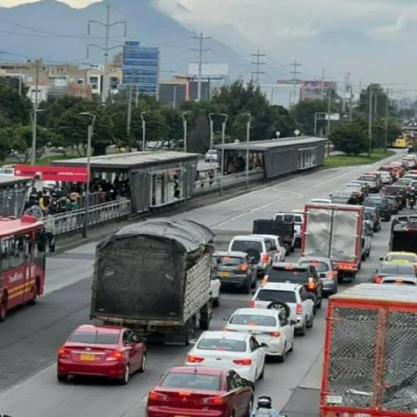Se registró un tiroteo en la Autopista Norte: un policía resultó herido