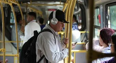 Con nuevo salario, trabajadores en Colombia deben hacer otras cuentas para pago extra
