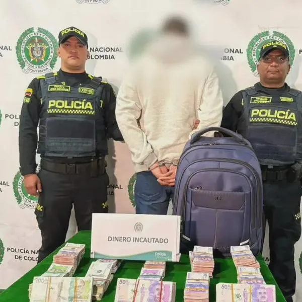 Capturan a hombre con 631 millones en efectivo en Bogotá; los llevaba en una maleta
