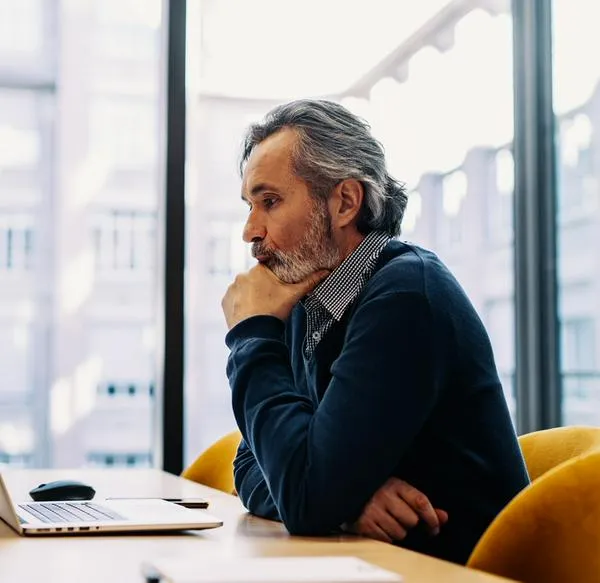 Persona trabajando en un computador 