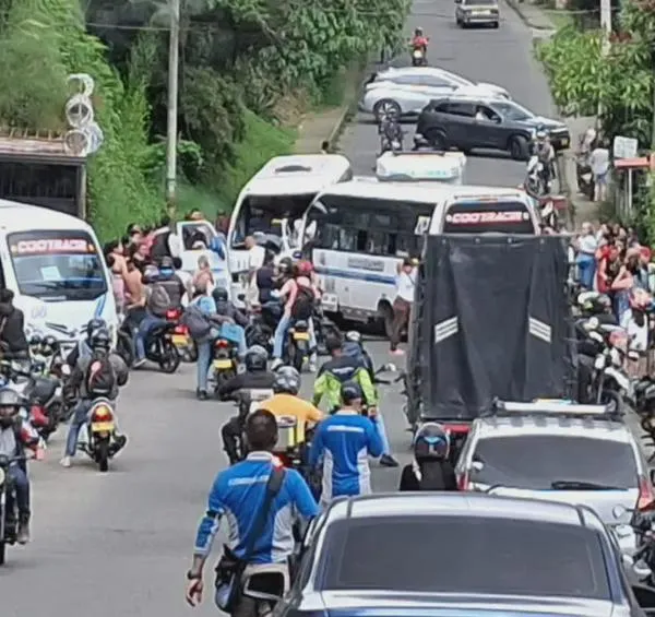 Accidente de tránsito entre dos busetas generó cierre en vía de ingreso a Circasia