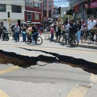 Susto en Suba (Bogotá) por gigantesco hueco que apareció en la vía: "La tierra se tragó la calle"
