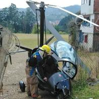 Así quedó el helicóptero que se accidentó en un barrio de Caldas, Antioquia