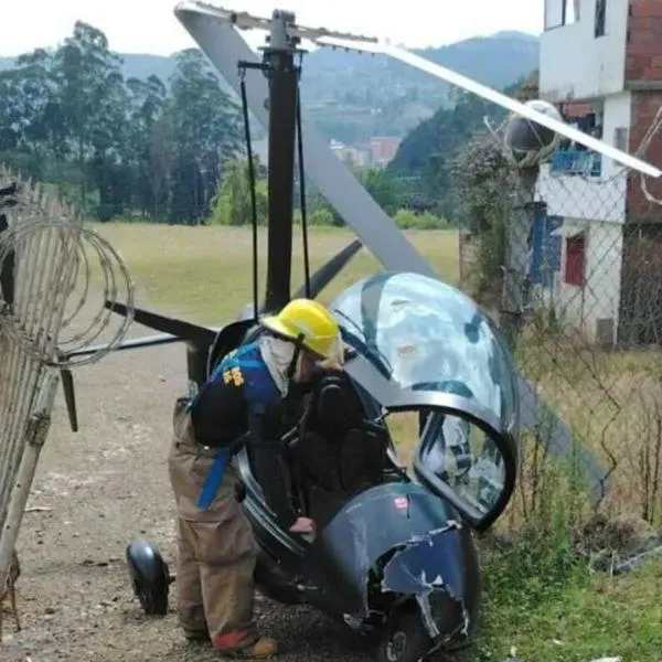 Así quedó el helicóptero que se accidentó en un barrio de Caldas, Antioquia