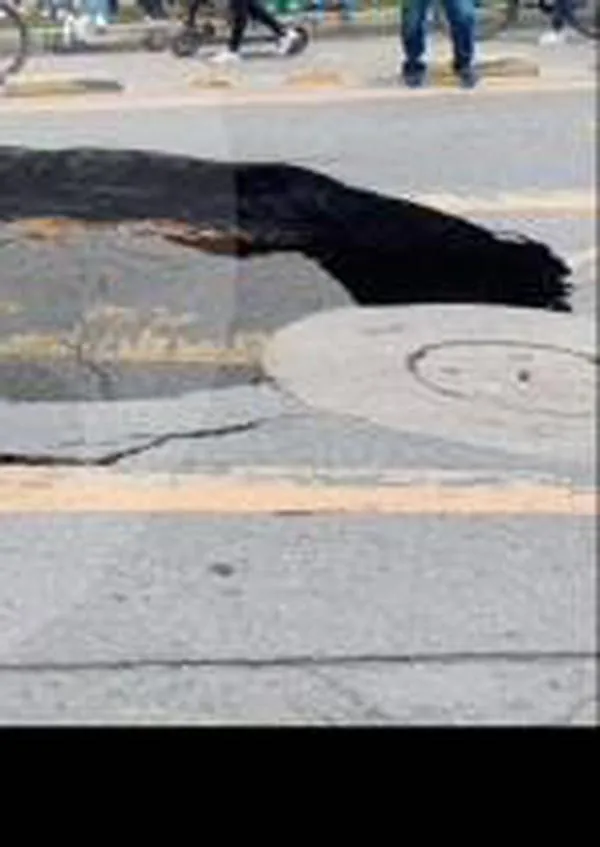 ¡Se abrió el suelo en Bogotá! Concurrida vía quedó cerrada por gigantesco hueco