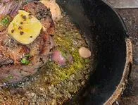 Receta para preparar tournedos asados con mantequilla de brandy y estragón  