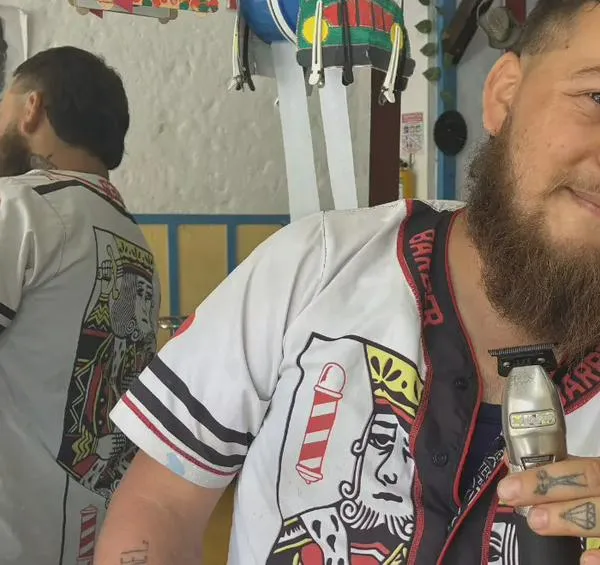 El barbero que aprendió a cortar cabello con un solo brazo