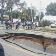 Video del momento exacto en que hueco gigante se abrió en Suba; Bogotá; casi hay una tragedia entre conductores. 