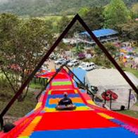 ¿Negocio a ciegas? La arriesgada maniobra detrás del tobogán en el que murió una mujer al lanzarse. Hay investigación. 