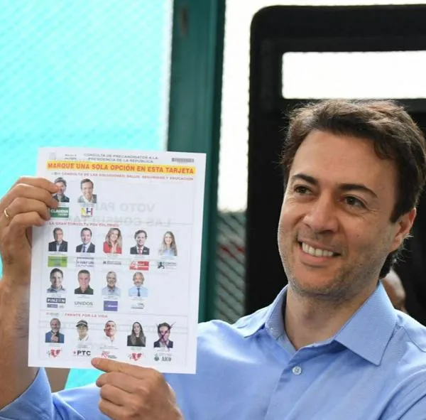 Le pintaron la cara a Daniel Quintero en consulta y así fue la quemada de este domingo que se pegó junto a Roy Barreras. 