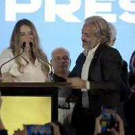 Momento en el que Juan Daniel Oviedo se abrazó con Paloma Valencia, mientras le gritan: "Vice, Vice"