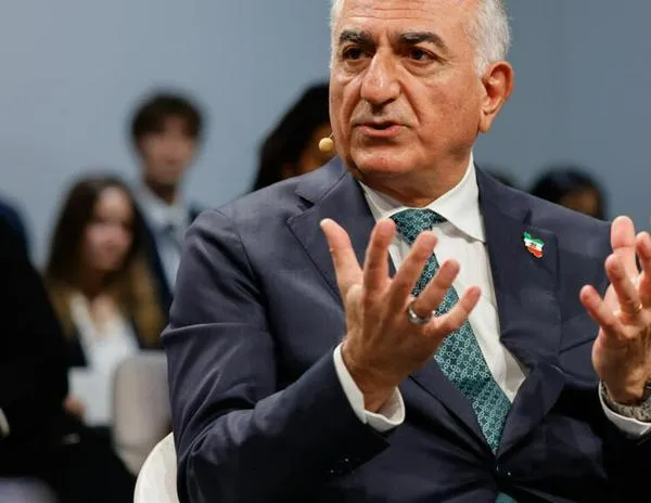 Reza Pahlavi pide a Australia proteger a la selección femenina iraní de fútbol