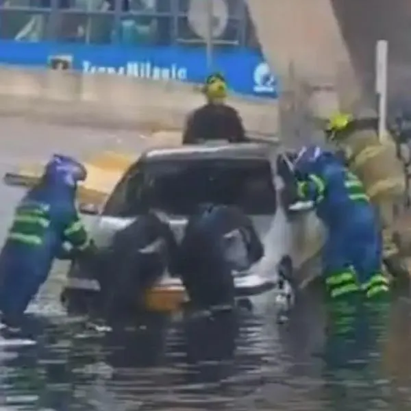 Inundación en deprimido de la 94 (Bogotá) por lluvias y video de carro atrapado