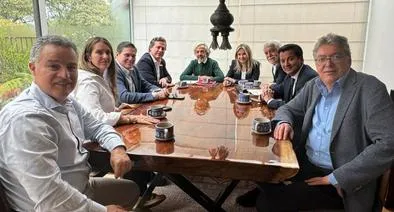 Juan Daniel Oviedo no ha aceptado ser la fórmula vicepresidencial de Paloma Valencia, pero tendrán reunión clave este martes 10 de marzo. 