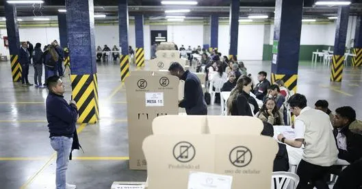 BOGOTA, COLOMBIA - MARCH 8: Colombians head to the polls to exercise their right to vote in the interparty primaries and legislative electios in BogotÃ¡, Colombia on March 8, 2026. (Photo by Esteban Vege La-Rotta/Anadolu via Getty Images)