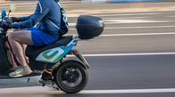 ¿Bicicleta eléctrica o moto eléctrica? Descubre cuál te conviene y qué debes saber antes de elegir