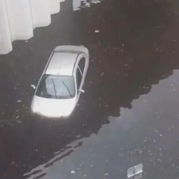 Conductor atrapado en deprimido de la 94 en Bogotá dice que agua le llegó hasta el cuello