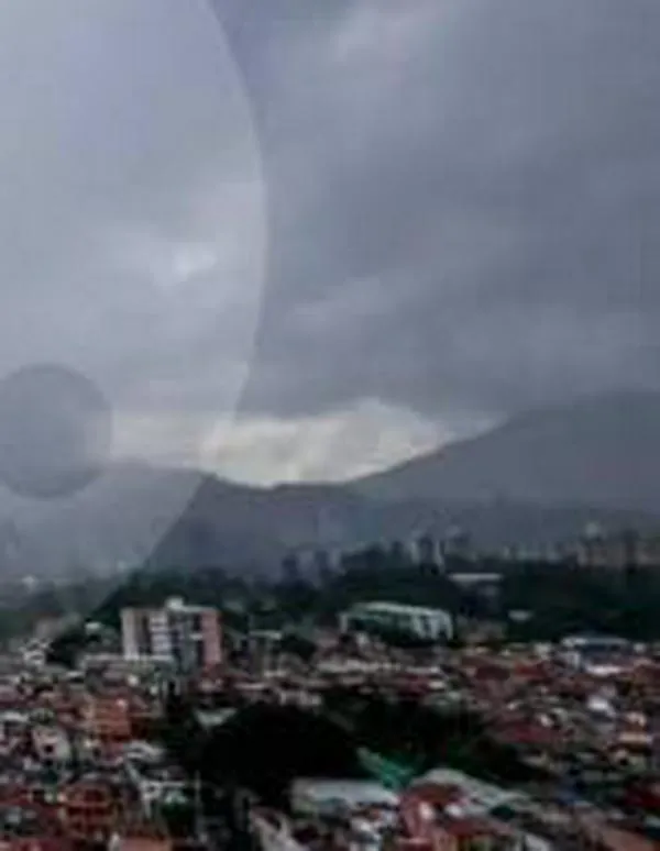 Granizo y quebradas crecidas tras aguacero en Medellín y el Valle de Aburrá: este es el pronóstico para el resto del día