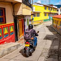 Motociclistas, a pagar $ 1'200.000 por práctica cada vez más común; todo por ahorrarse el trancón
