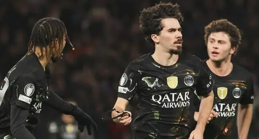 Jugadores del PSG celebrando el la victoria 5-2 contra Chelsea por Champions League