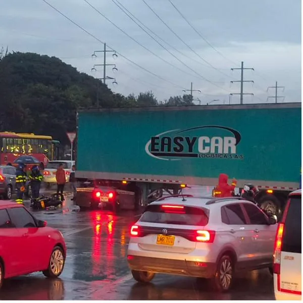 Autopista Norte hoy Bogotá: trancón por duro accidente entre camión y SITP